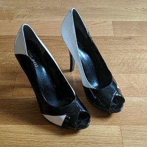 Black and White Nine West peep toed pumps!